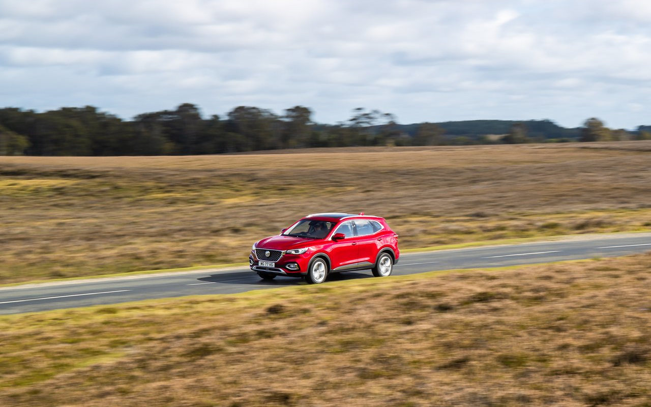 Comparison MG HS Excite 2020 vs MG ZS EV 2020 SUV Drive